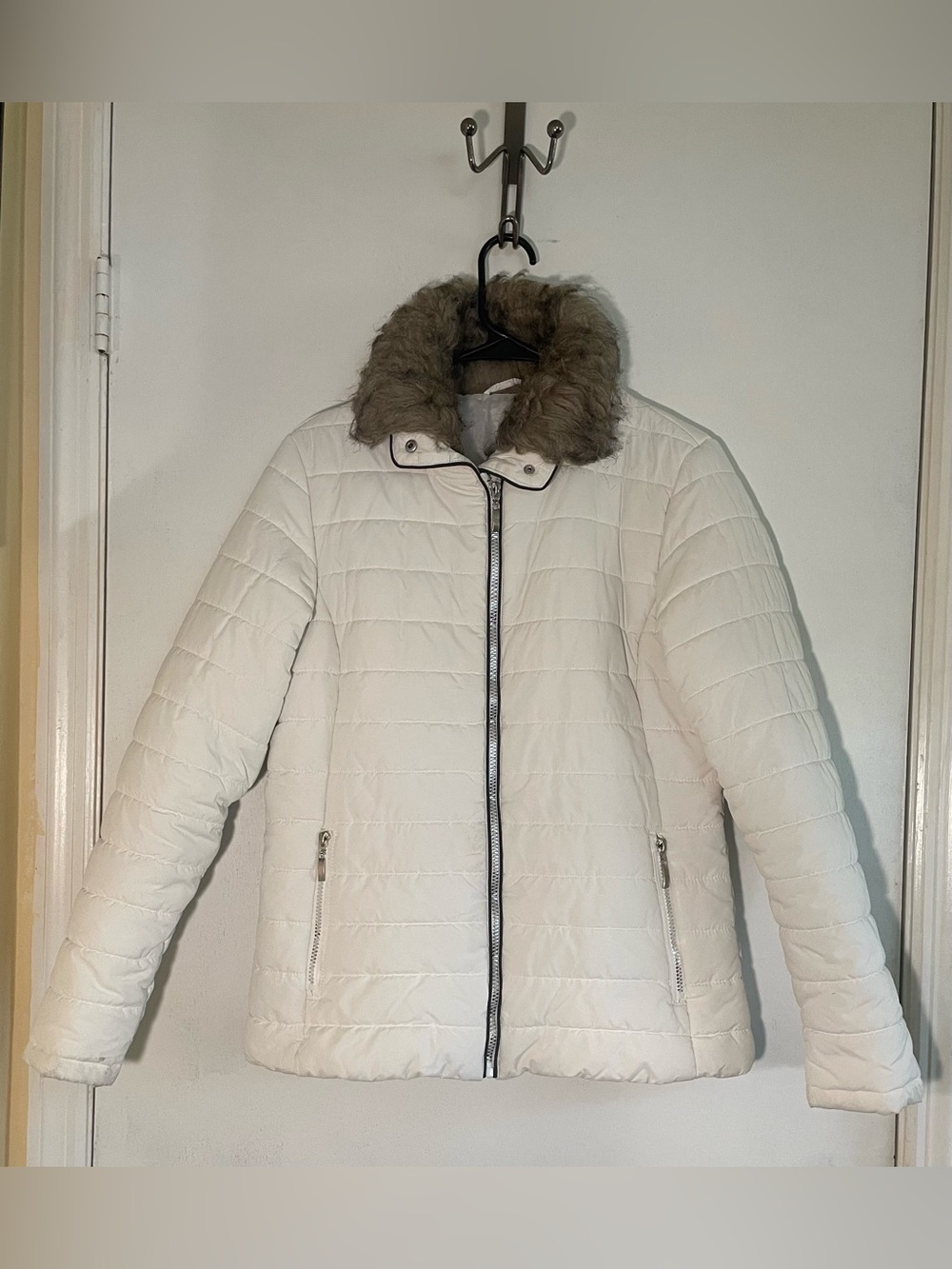 Women’s White Quilted Puffer Jacket with Faux Fur Collar